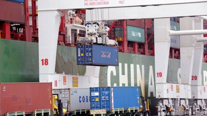 Read more about the article Impactos negativos da guerra comercial entre China e os EUA geram pressão por diálogo